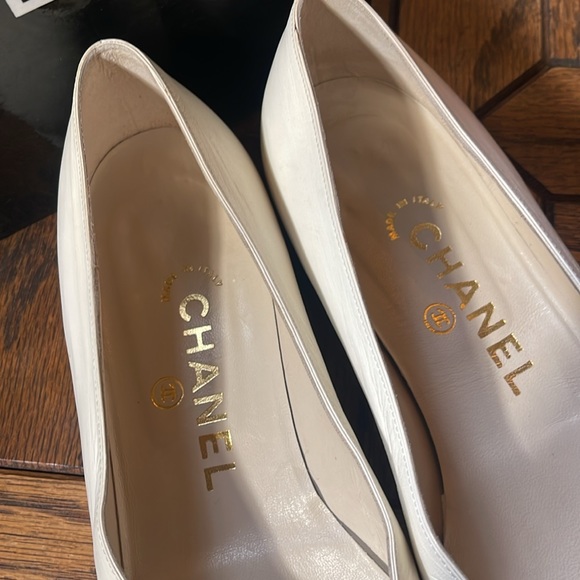 CHANEL Vintage Off-White Leather Flats 6 - Picture 4 of 10